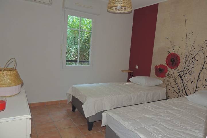 Location de vacances pour 6 personnes, avec jardin ainsi que terrasse et piscine à Loriol-du-Comtat - 2