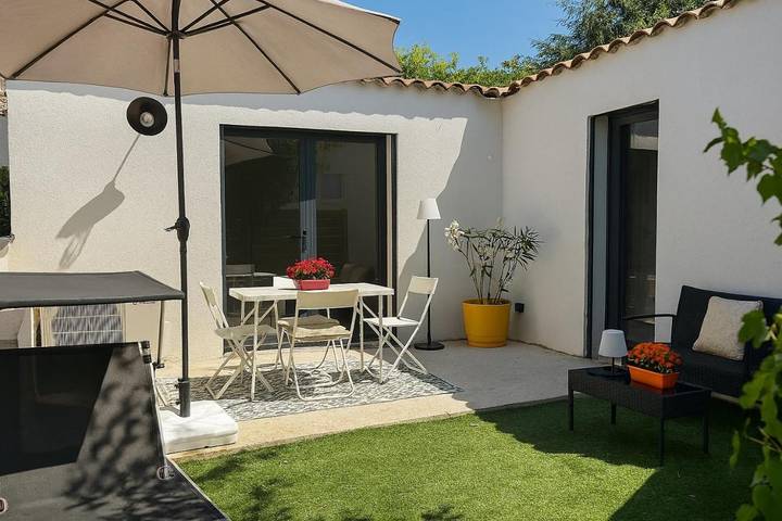 Location de vacances pour 5 personnes, avec vue et jardin ainsi que bassin pour enfant et piscine, animaux acceptés à Venelles - 2