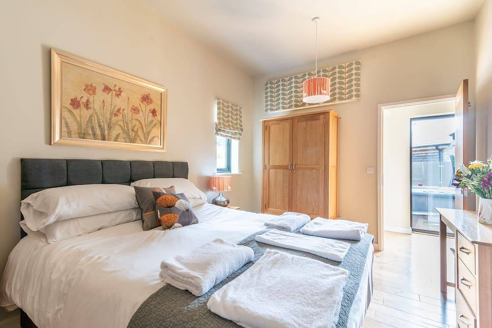 Hillside Lodge - sleeps 4/10 with wood burner and private hot tub in Cheddar, Somerset