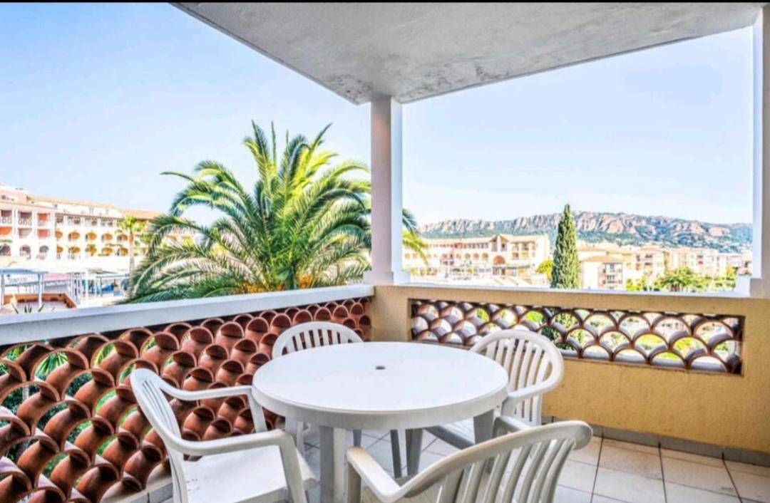 Appartement entier, Appartement 4/5 personnes vue mer piscine et montagne Cap Estérel Pierre et Vacance nature et sport in Cap Estérel, Saint-Raphaël