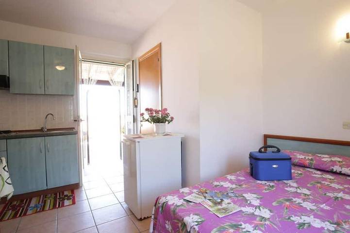 Apartamento entero, Villa Hibiscus - Estudio panorámico para 2 personas en una villa con piscina. in Vieste, Gargano