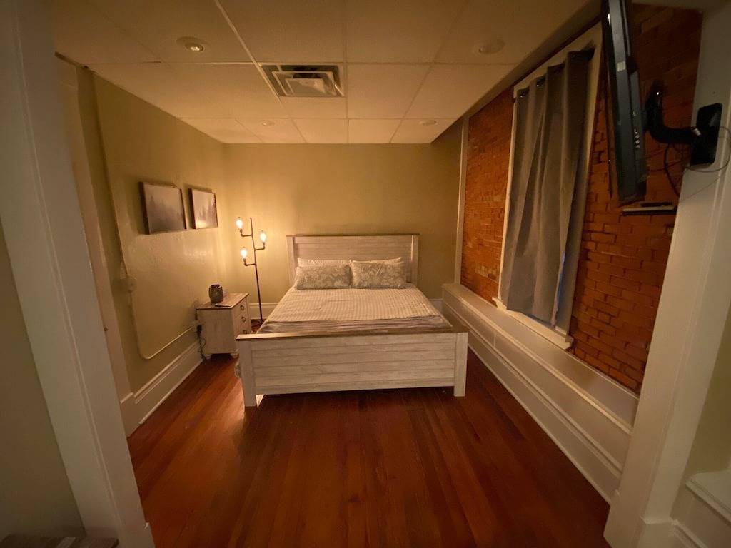 Ganze Wohnung, Old Town Loft w Hanging Master Bed in Wichita, Kansas