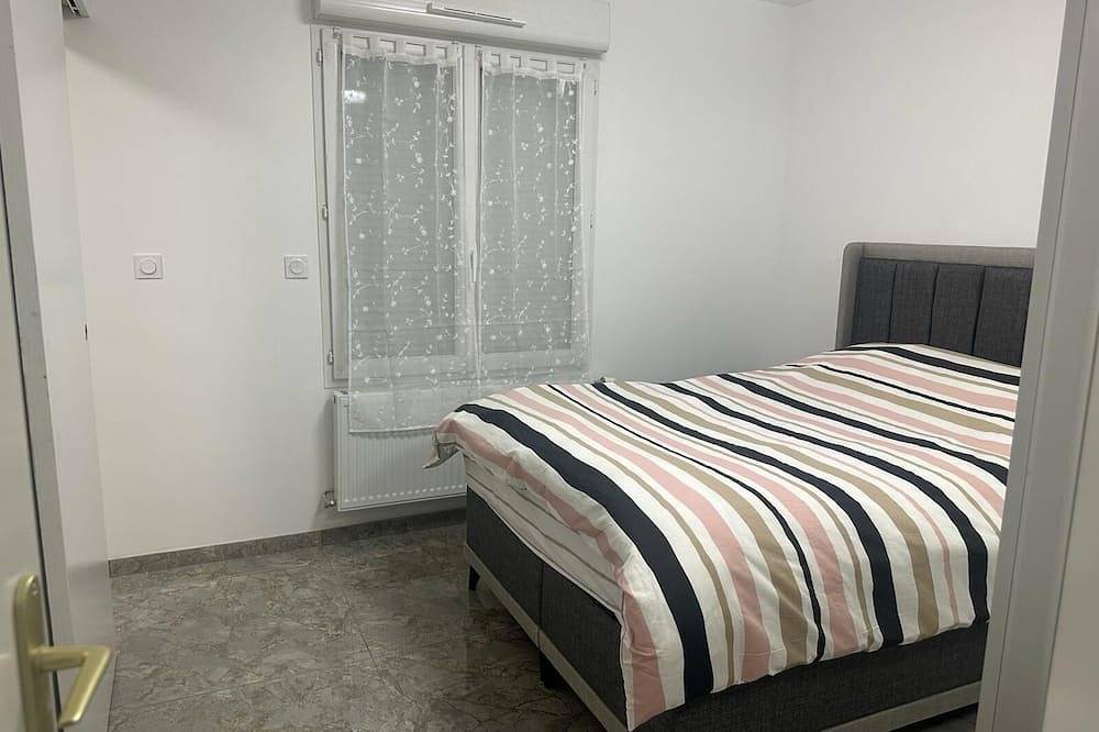 Maison Individuelle Pour 16 Personnes in Lieusaint, Seine-et-Marne