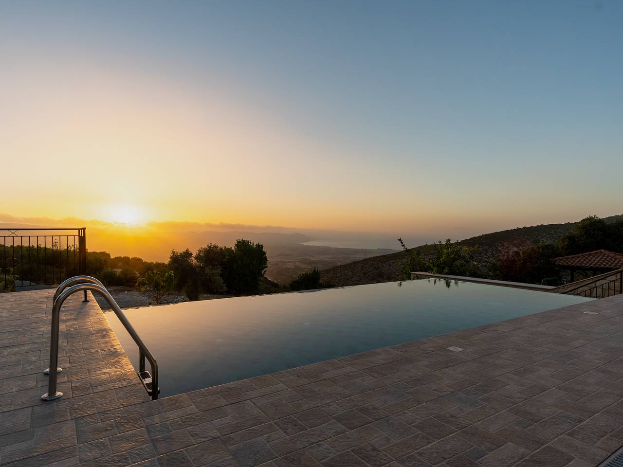 Villa con 3 camere da letto con splendida piscina a sfioro in Sud di Cipro
