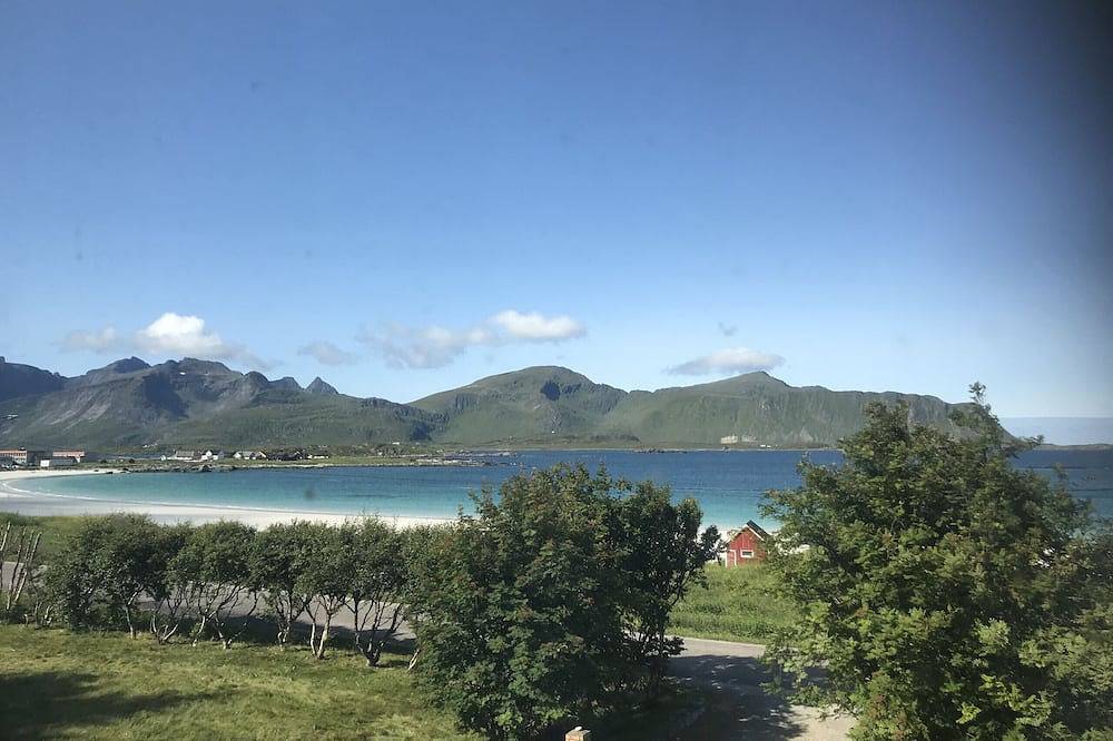 House by Ramberg Beach in Flakstad