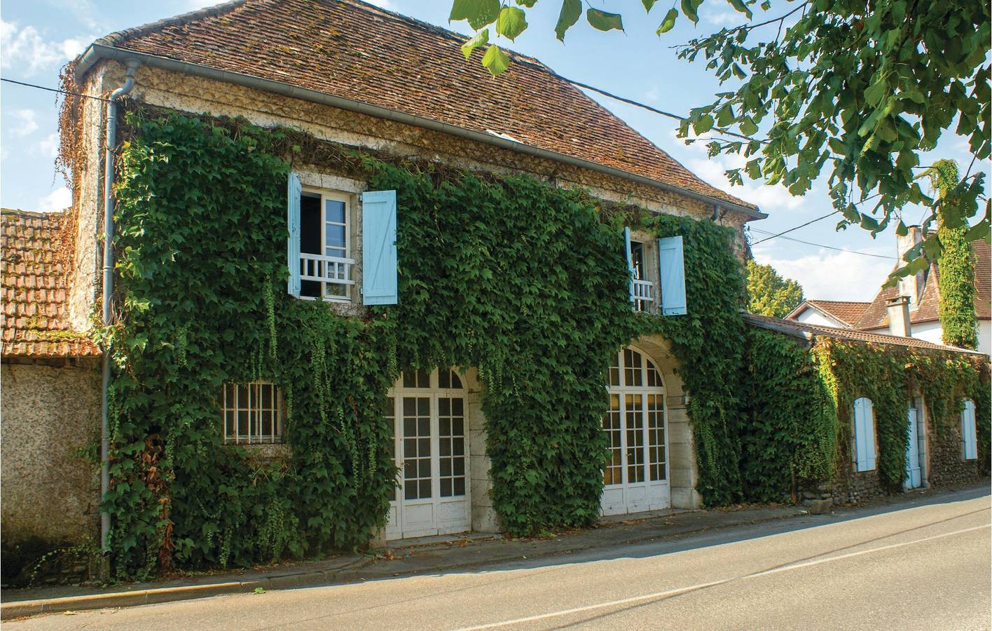 Poolside Garden Apartment near Auterrive in Escos, Béarn