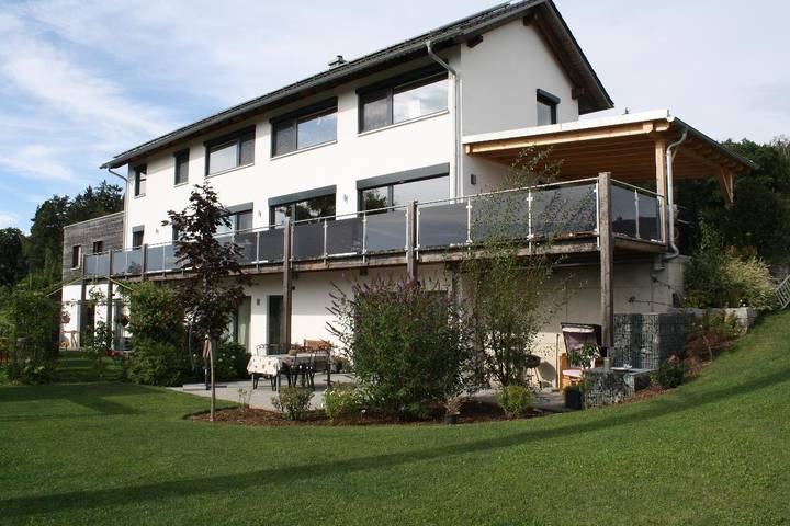 Ferienwohnung für 3 Personen, mit Balkon und Balkon/Terrasse sowie Terrasse und Garten in Rötz
