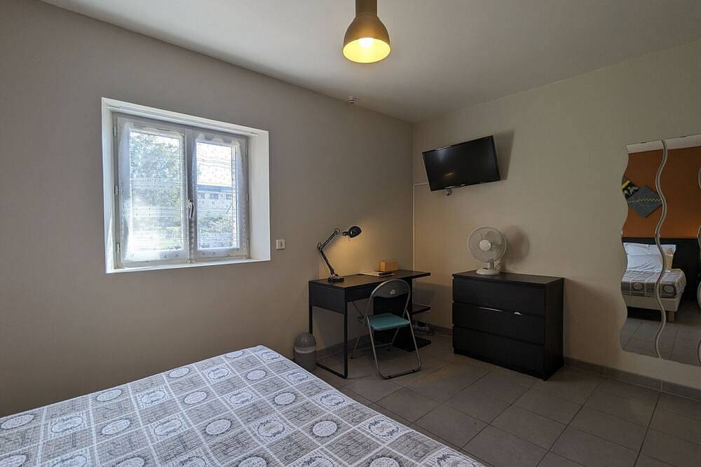 Chambre Pmr avec Salle d'Eau Privative, Grande Lit, et Petit-Déjeuner Inclus in Neuvy-Saint-Sépulchre in Neuvy-Saint-Sépulchre, Région de La Châtre
