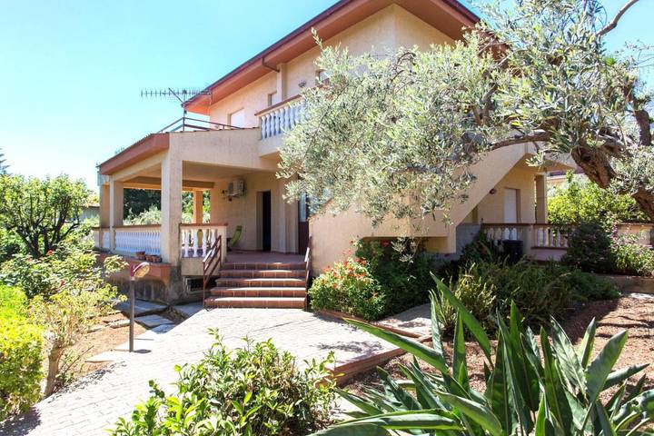 Villa für 12 Personen, mit Balkon und Terrasse sowie Garten und Kinderpool
