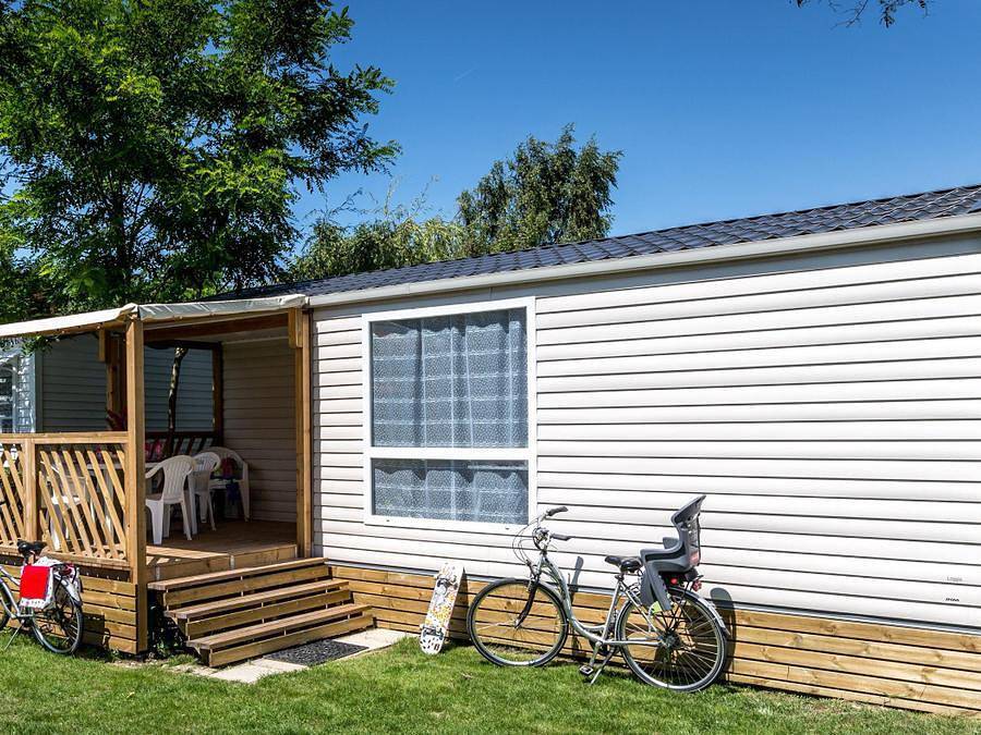 Camping Au Pigeonnier - Mobile home 5 persons - Loggia 5 pers. 27.5m2, covered terrace, air conditioning in Le Château-d'Oléron, Côte de Beauté