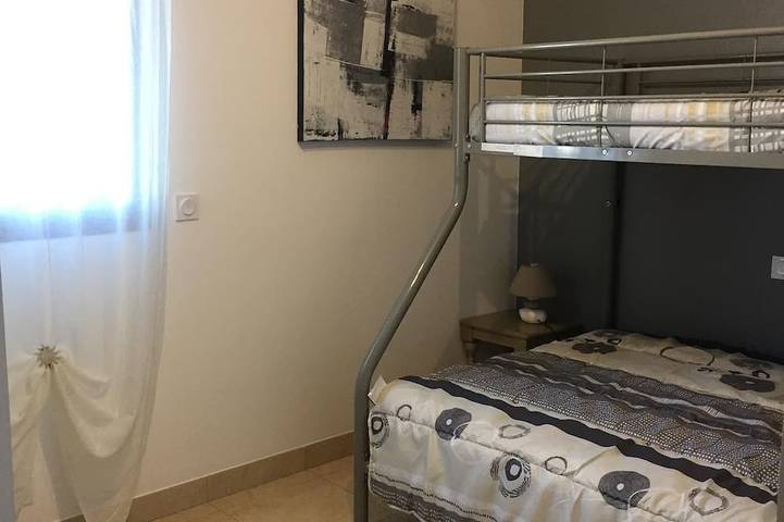 Entire apartment, Pleasant air-conditioned apartment in 700 feets of the beach in Agde, Côte d'Améthyste
