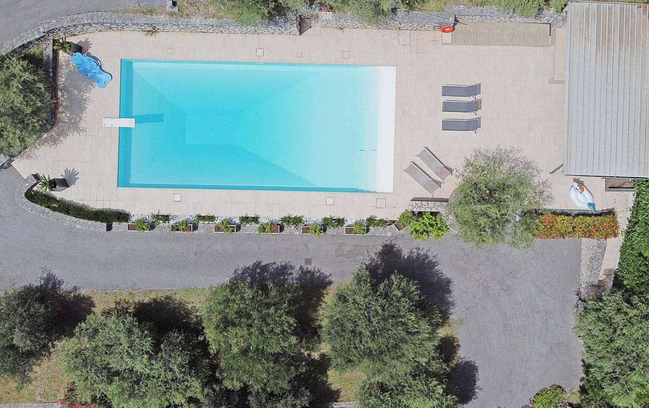 Villa Mariavittoria in Gardone Riviera, Montagnes autour du lac de Garde