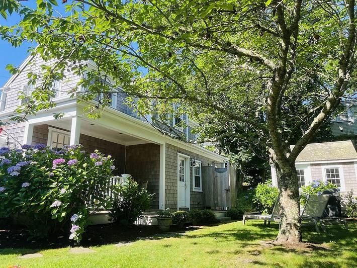Cottage for 4 people, with yard and terrace in Nantucket Island