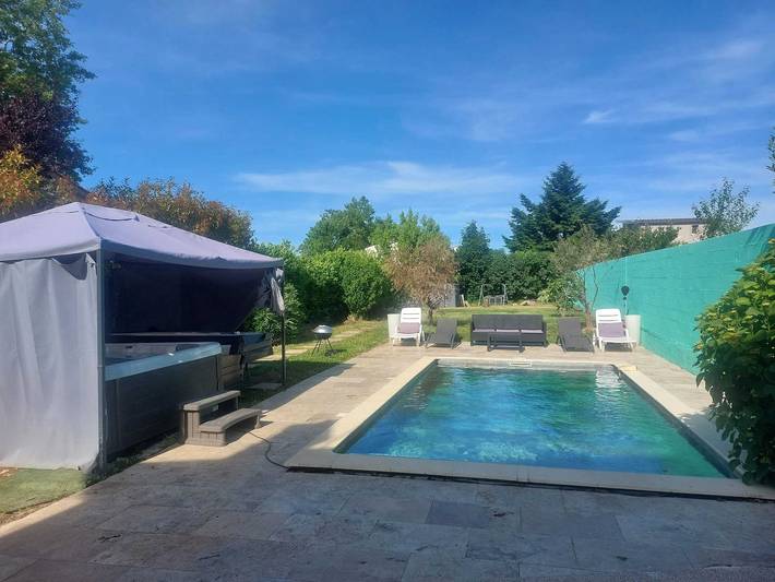 Location de vacances pour 8 personnes, avec terrasse et piscine à Saint-Fons - 2