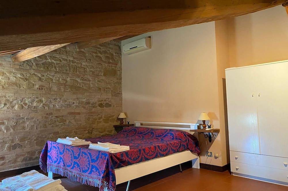 Attic Room with Private Bathroom in a Historic Villa Farmstay in Treia (Italien), Macerata Provinz
