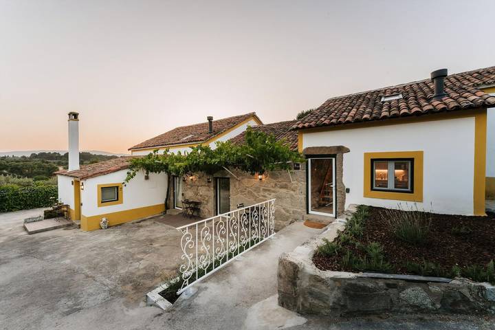 Casa de férias para 4 pessoas, com jardim e piscina em Fundão