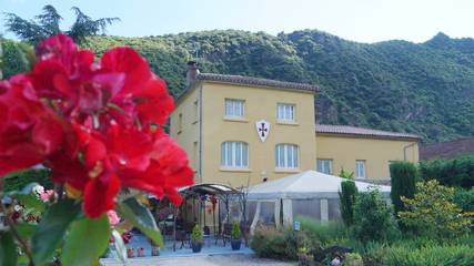 Hôtel pour 3 personnes, avec terrasse et jacuzzi ainsi que jardin et piscine à Belvianes-et-Cavirac