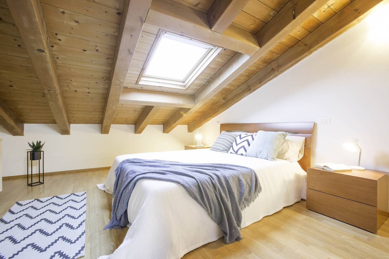 Appartement entier, Appartement de vacances pour 4 personnes avec terrasse in Castelnuovo del Garda, Montagnes autour du lac de Garde