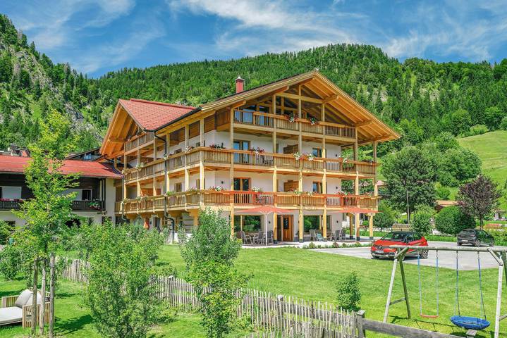 Ganze Ferienwohnung, Landhaus Lengg - (11) Familienzimmer mit Balkon im 2. Stock in Reit im Winkl, Bayerische Alpen