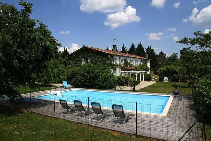 Gîte pour 16 personnes, avec Terrasse ainsi que Jardin et Sauna