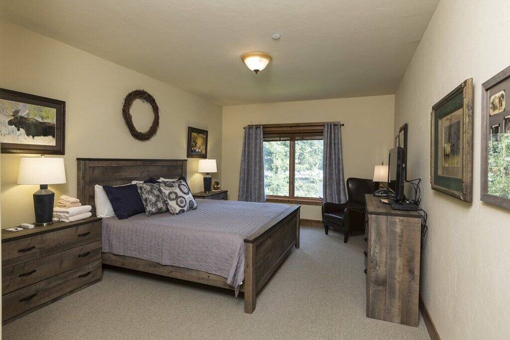 Das Pines 180B ist ein wunderschön eingerichtetes Zimmer im Hotelstil. in Glacier-Nationalpark