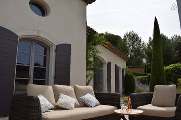 Maison De Vacances pour 8 Personnes dans Mallemort, Région d'Arles, Photo 1