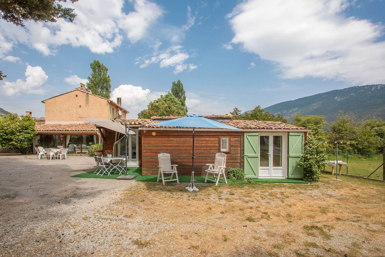 Appartement entier, Chalet 'Le Nid Douillet Havre De Paix' avec vue sur la montagne, jardin partagé et Wi-Fi in Saint-Auban, Région de Cannes