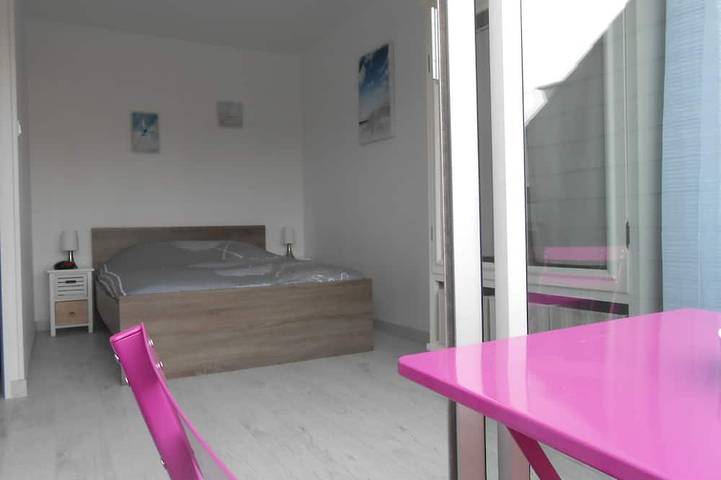 Gîte pour 4 personnes, avec terrasse ainsi que jardin et piscine à Île-Tudy - 3