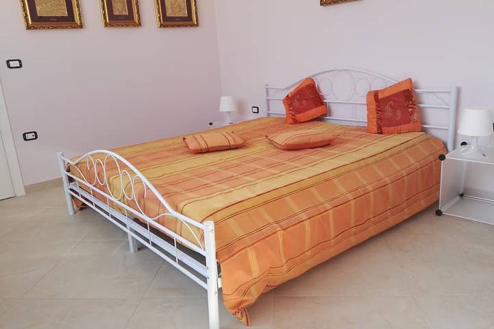 Gallipoli in 5 Minuten - Zwei-Zimmer-Penthouse, umgeben vom Grün einer eleganten Villa in Taviano, Golf von Tarent
