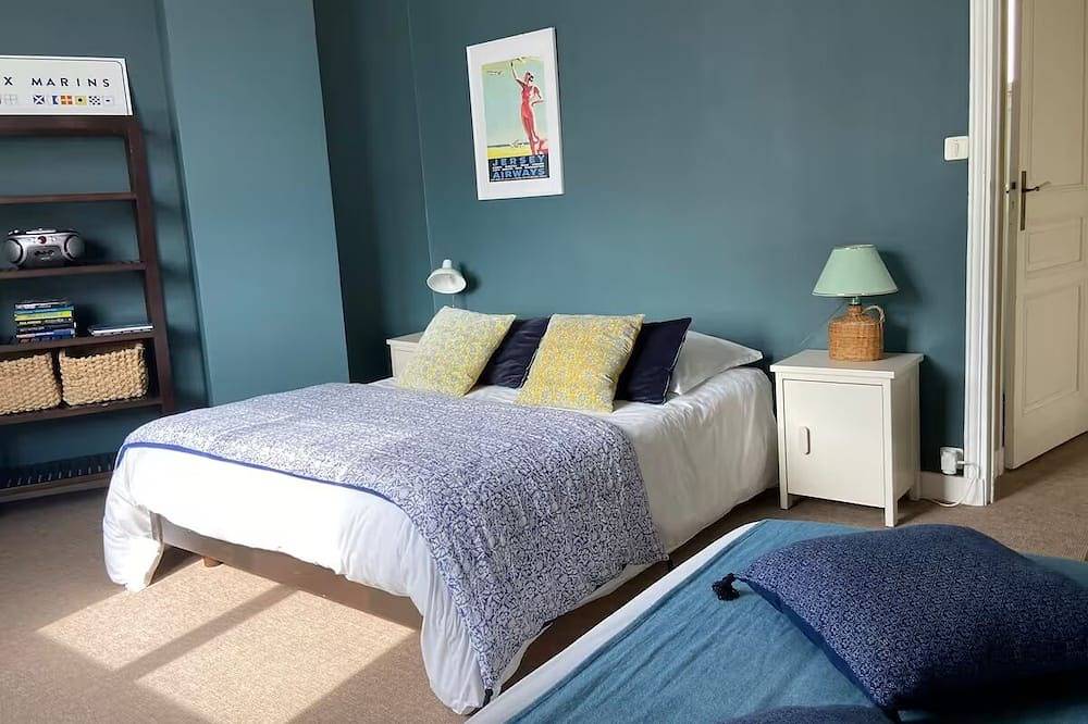 Maison de charme avec terrasse, plein centre, 300 m plage, proximité gare in Granville, Côte de la Déroute