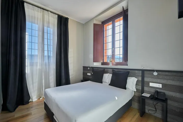 Hotel para 4 personas, con piscina y jacuzzi - 1