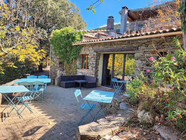 Location de vacances pour 30 personnes, avec piscine ainsi que vue et jardin à Lairière