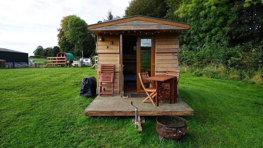 Holiday home for 4 people, with terrace and hot tub as well as garden, with pets in Scotland