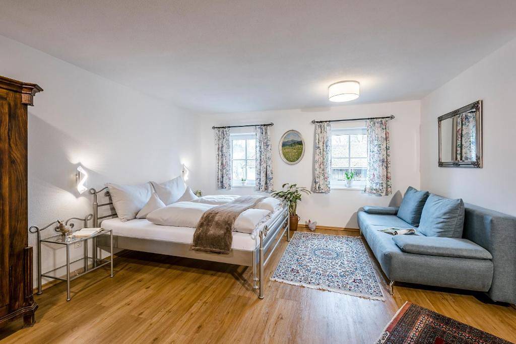 Ganze Ferienwohnung, Edlmann-Hof - Ferienwohnung Lindenblick 42 qm für max. 2 Personen in Obing, Landkreis Traunstein