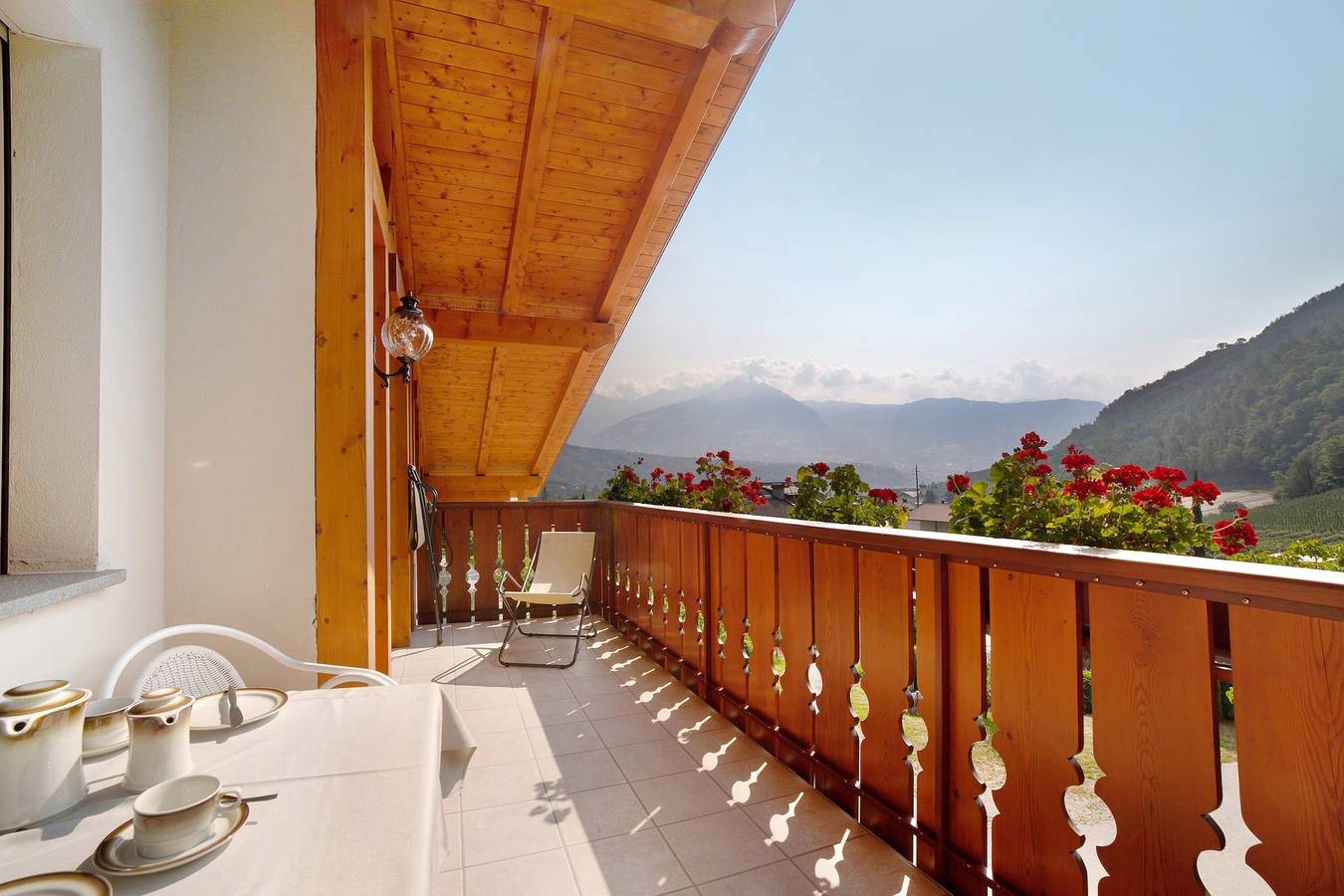 Geheel appartement, Appartement 'Obermoarhof Hirzer' met uitzicht op de bergen, gedeelde tuin en Wi-Fi in Algund, Ortler Alps