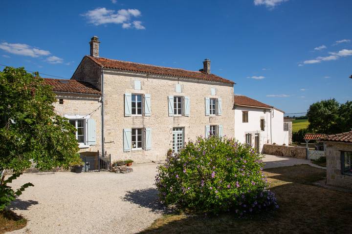 Gîte pour 6 personnes, avec Piscine à Charmé