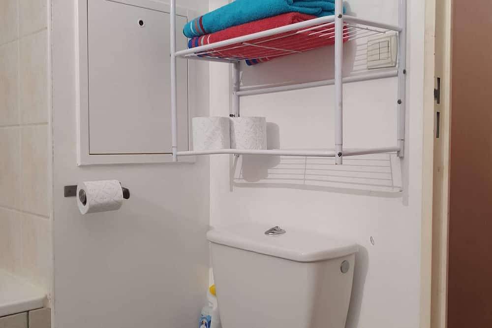 Entire apartment, \"Cosy & Modern\" Apartment with private parking and close to the Paris metro! in Le Kremlin-Bicêtre, Val-de-Marne