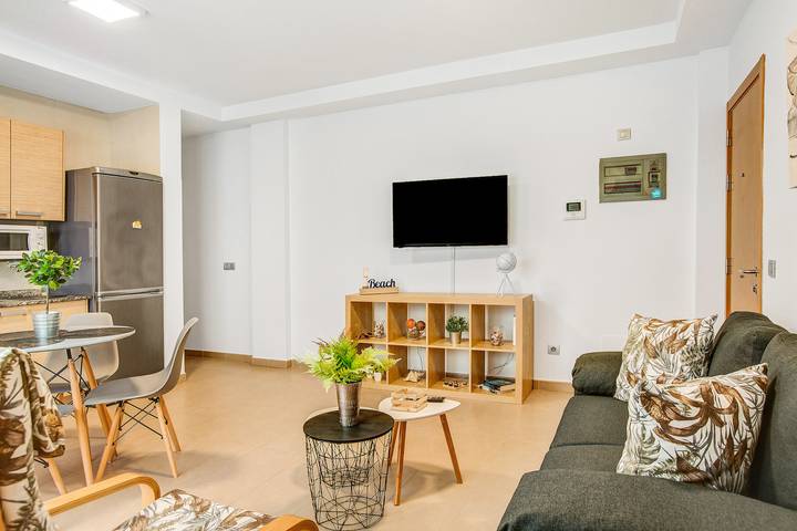 Vacation Home 'Canteras Loft' near the Beach with Workspace & Wi-Fi in Las Palmas de Gran Canaria Centre, Las Palmas de Gran Canaria