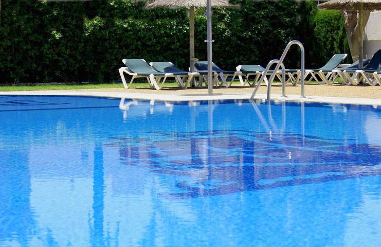 Hôtel pour 2 personnes, avec piscine et bassin pour enfant ainsi que terrasse et jardin