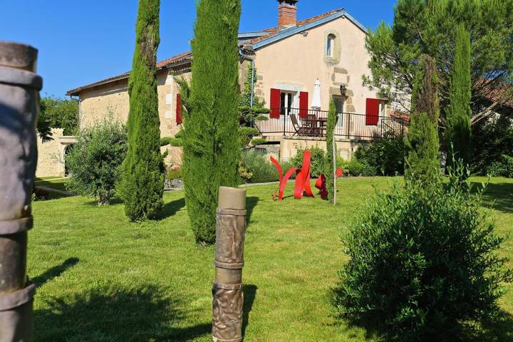 Location de vacances pour 5 personnes, avec sauna et jardin ainsi que piscine et jacuzzi à Saint-Martial-de-Valette - 4