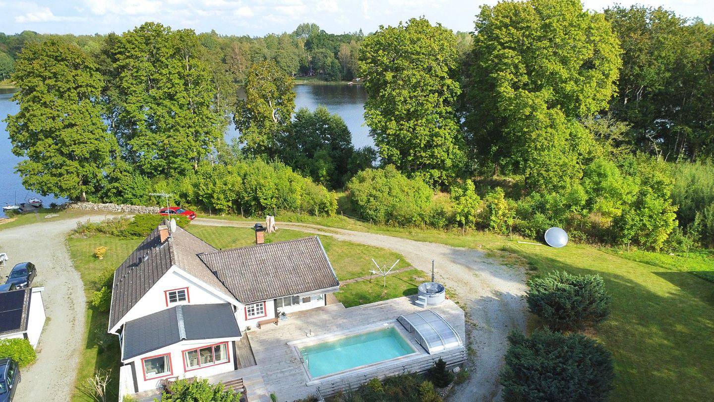 Villa Waldsee – Ferienhaus am See mit Pool, Hot Tub & Sauna in Småland in Emmaboda und Umgebung