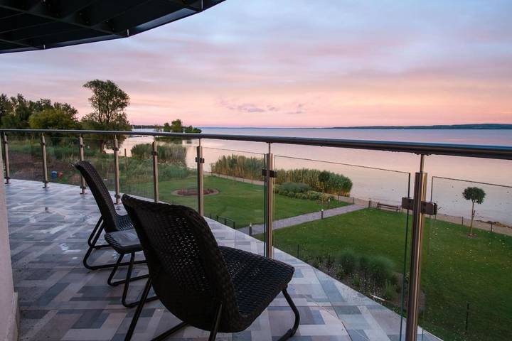 Ferienwohnung für 4 Personen, mit Balkon und Terrasse sowie Garten und Seeblick in Keszthely