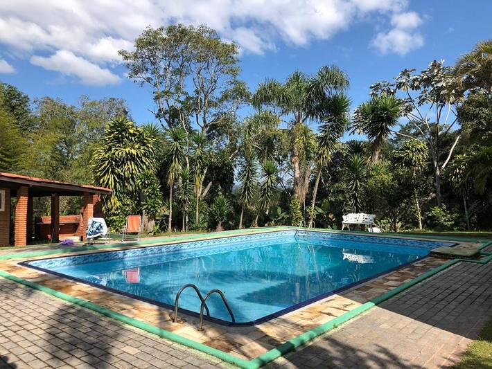Casas e apartamentos de temporada para 10 pessoas, com vista e piscina e ainda jardim and balcão em Biritiba Mirim