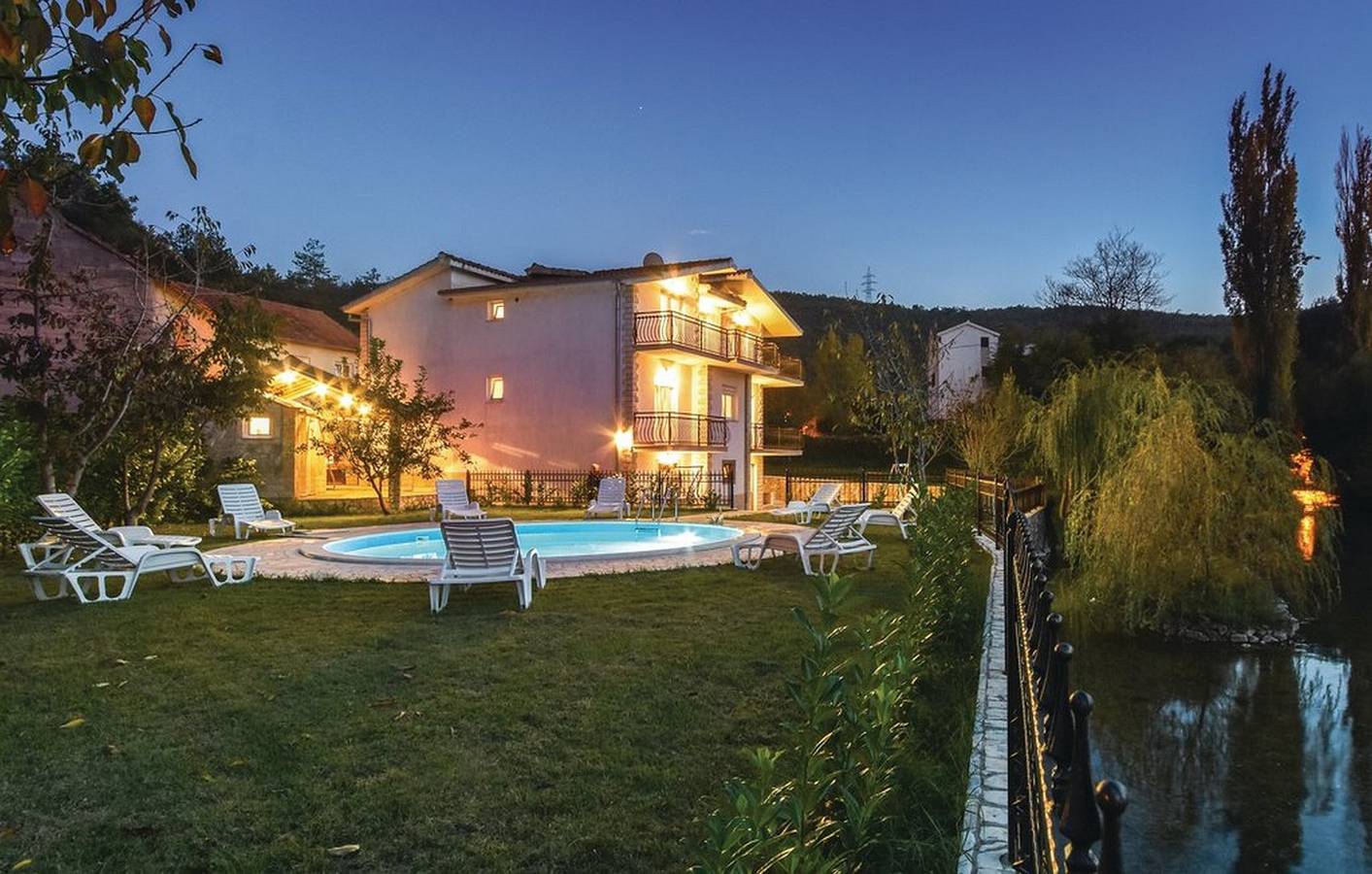 Villa mit fünf Schlafzimmern und Pool in Dalmatinisches Zagora