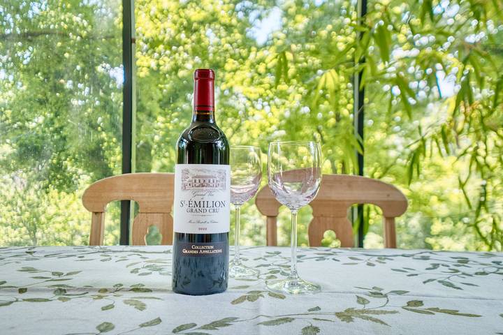 Entire apartment, Two Bedrooms with Fully Equipped Kitchen and Verandas in Allemans, Périgord Vert