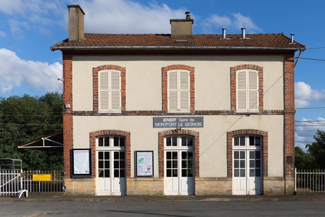 Appartement de vacances entier, Double Room with Private Bathroom in Montfort-le-Gesnois, Sarthe