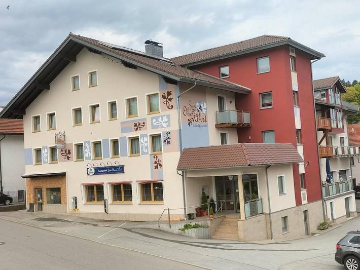 Hotel für 4 Personen, mit Balkon und Whirlpool sowie Garten und Pool