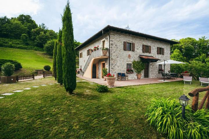 Rustico per 4 persone, con Terrazza e Giardino nonché Piscina e Panorama in Garfagnana