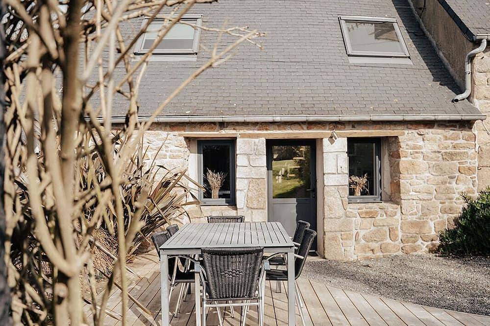 Stone farmhouse for 4 people with heated swimming pool in Trélévern, Costa de granito rosa