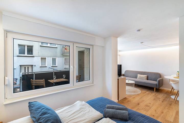 Geheel appartement, Appartement 'Aan de rivier de Nagold' met balkon & Wi-Fi in Pforzheim, Noordelijk Zwarte Woud